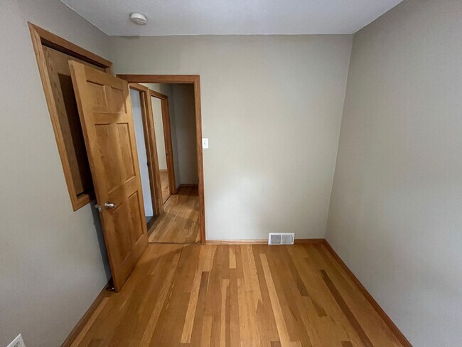 Building Photo - Gorgeous 2 Bedroom House with Massive Two Car Garage! Apply Today!