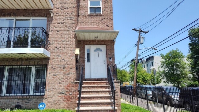 Primary Photo - 540 15th Ave