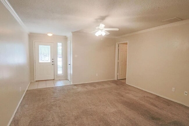 Building Photo - Great 3/3/2 Duplex!