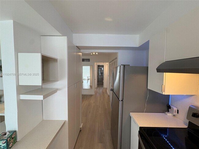 Building Photo - 1340 Lincoln Rd