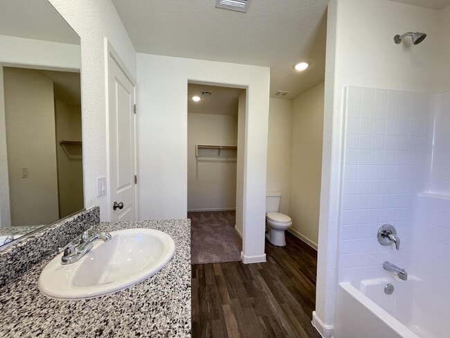 Building Photo - BHCRENT.COM 3 bed 2 bath 2 car garage, gat...