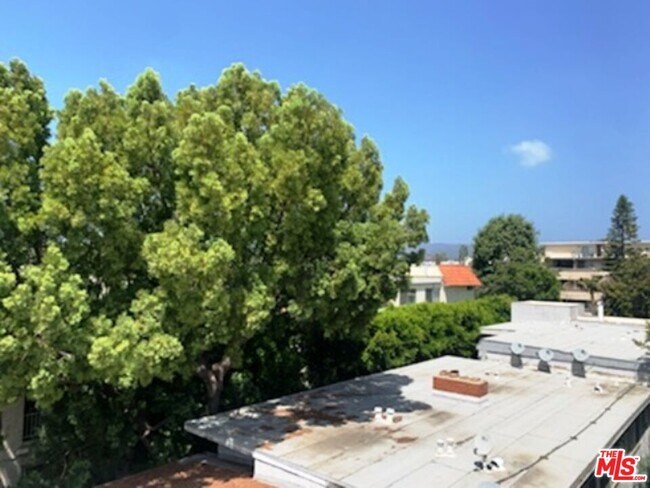 Building Photo - 11636 Montana Ave