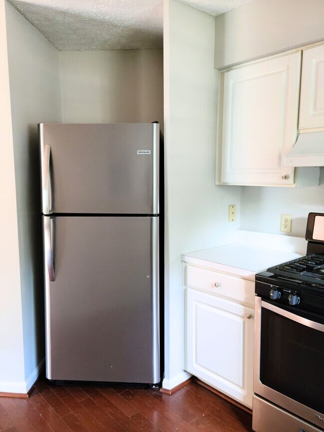 Building Photo - Spacious 3 Bedroom Townhome in Oldfarm.