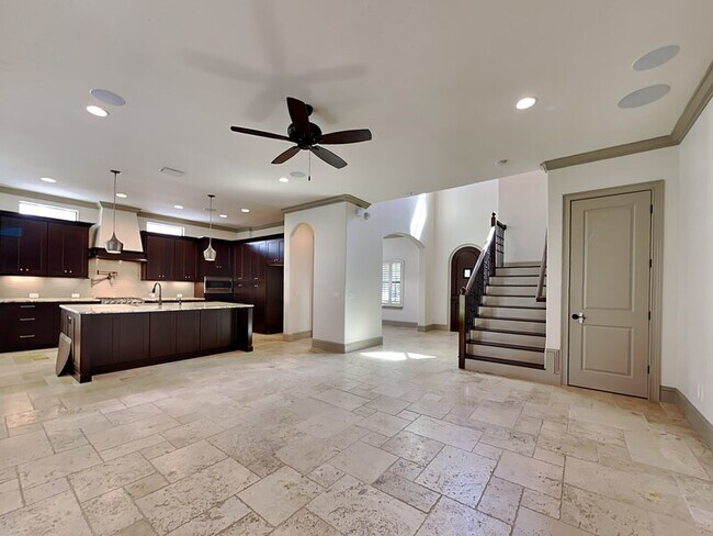 Building Photo - 1240 Poinsettia Ave