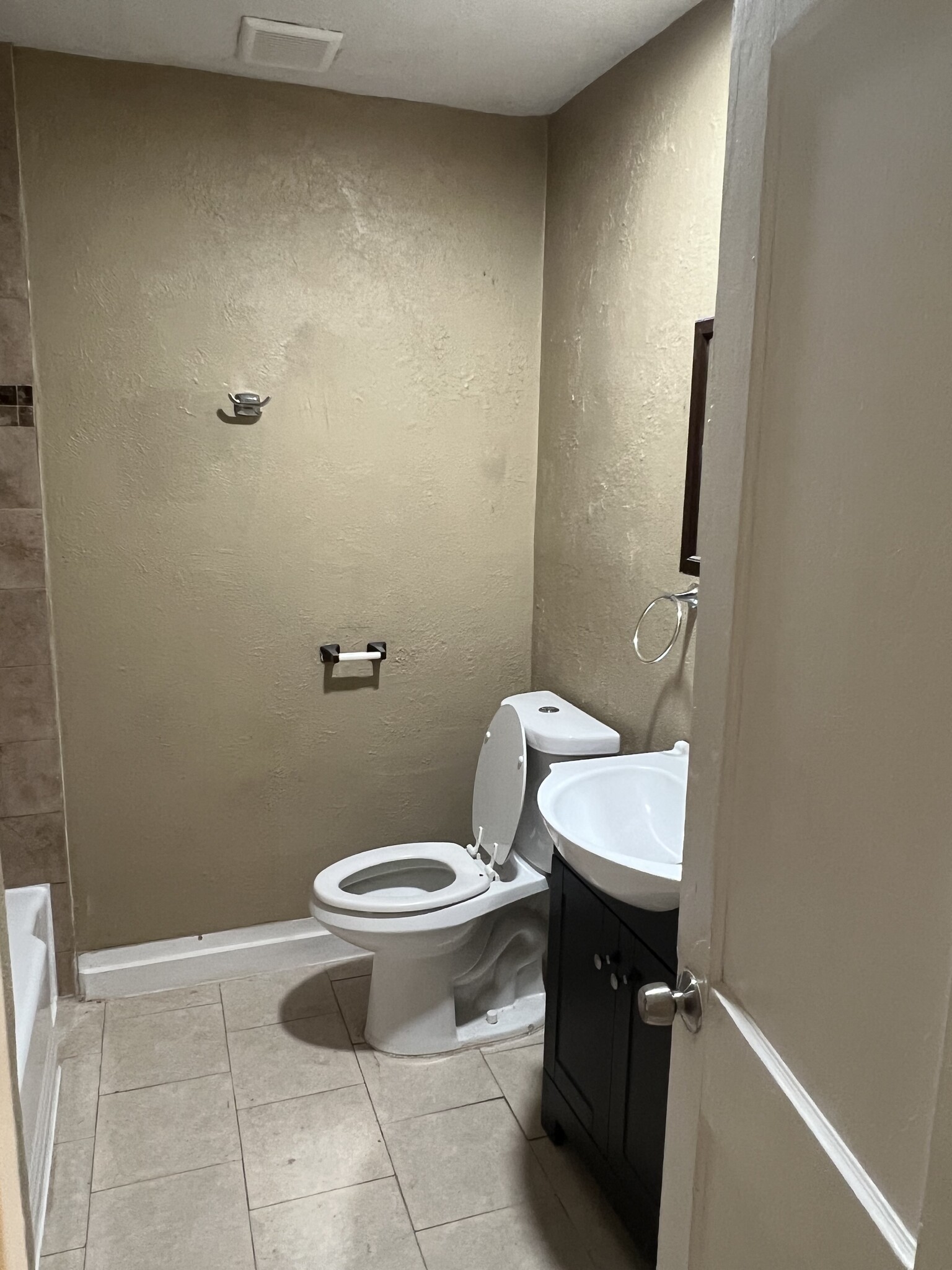 Bathroom - 3914 Pickfair St