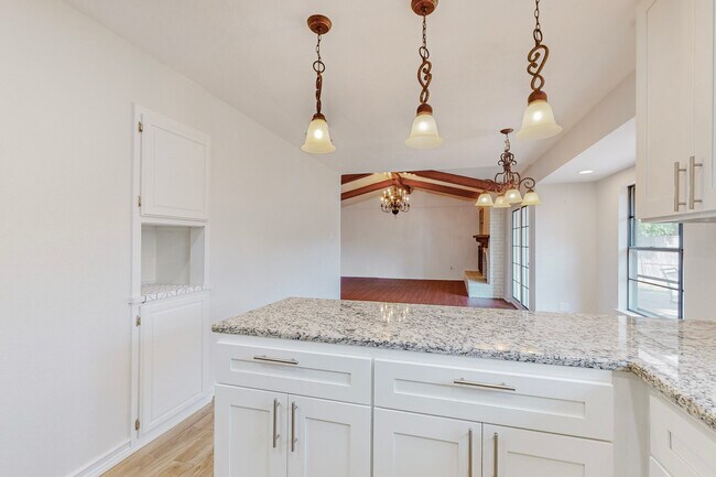Building Photo - 2116 Northmoor Dr