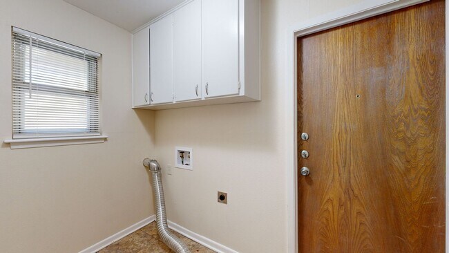 Building Photo - SPACIOUS HOUSE FOR RENT!!!