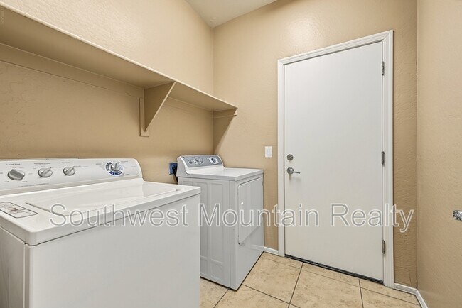 Building Photo - 2346 N Monticello Dr