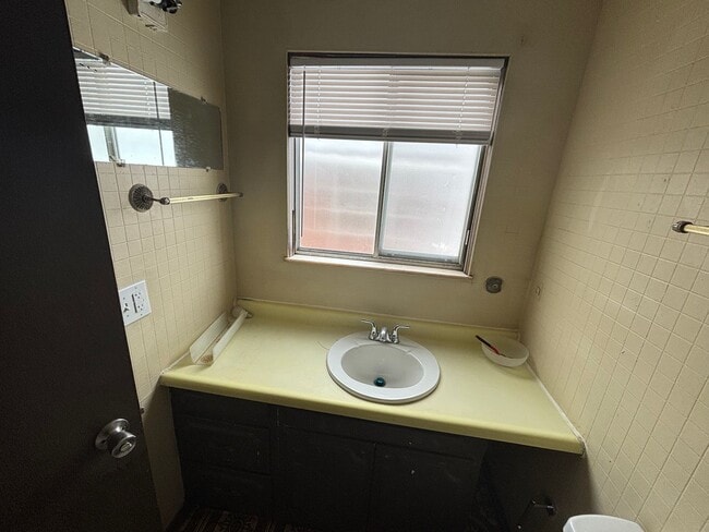 Building Photo - 3 Bedroom House