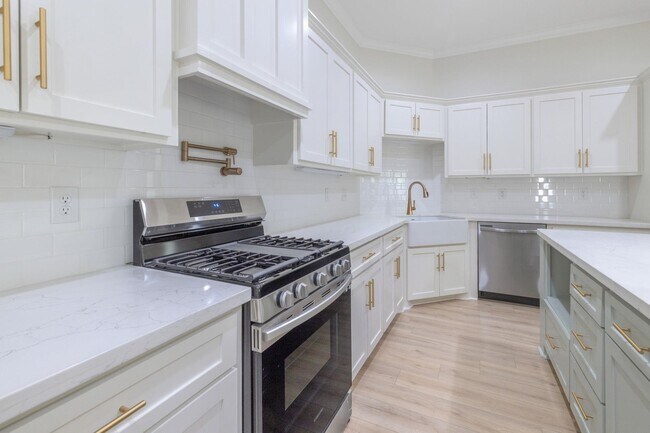 Building Photo - 927 Magdalena Street