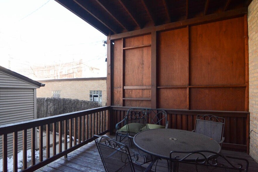 Building Photo - 2209 W Belmont Ave