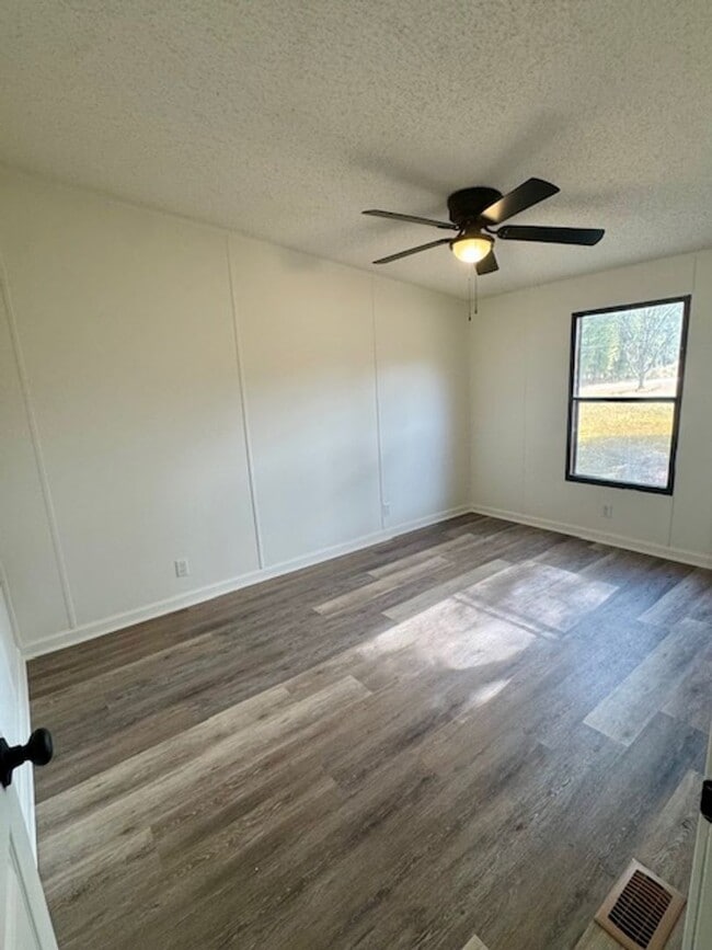 Building Photo - FOR RENT