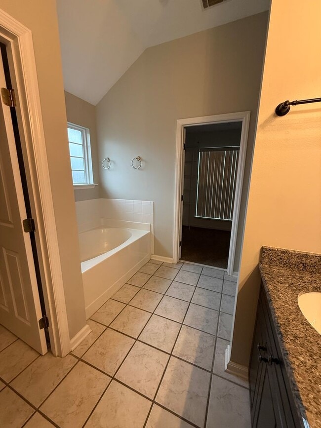 Building Photo - HOME FOR LEASE 4 BR 2 BATH RANCHSTYLE  SPLIT FLOOR PLAN AND OPEN  LARGE  FENCED BACKYARD  CONVENI...