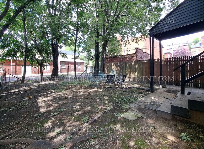 Building Photo - 319 W Lee St