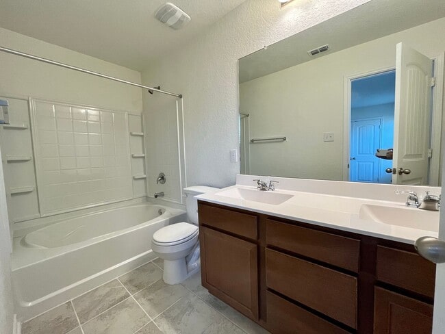 Building Photo - 3 Bedroom/2 Bath Skyview Subdivision