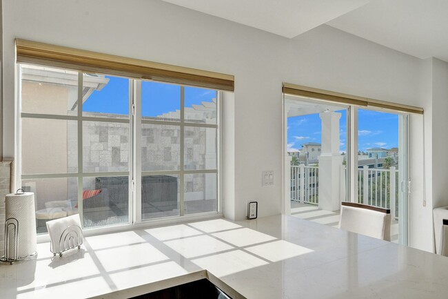 Building Photo - Gorgeous Penthouse Unit One Block from the...