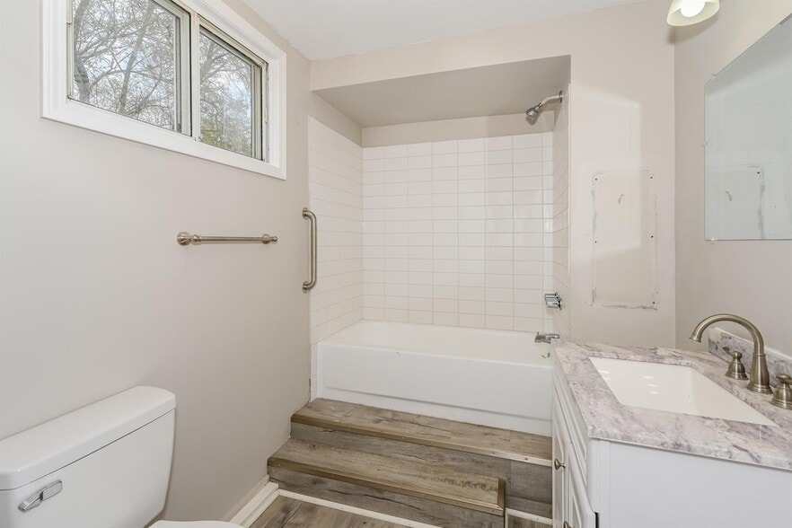 Building Photo - 305 Morton St