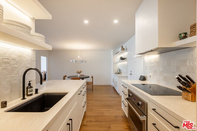 Building Photo - 1351 N Crescent Heights Blvd