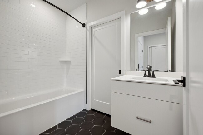 Building Photo - 6910 Ridge Ave