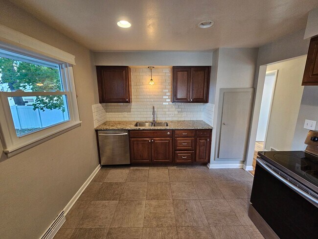 Building Photo - Beautiful Home + Mother-in-Law Suite