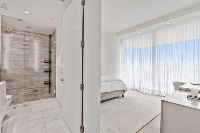 Building Photo - 10203 Collins Ave