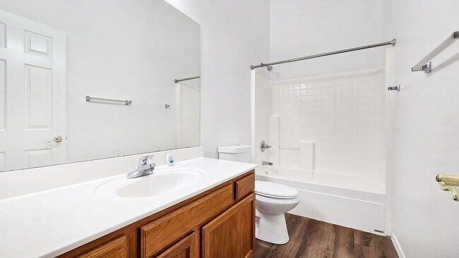 Building Photo - Clean and Cozy home in desirable area!
