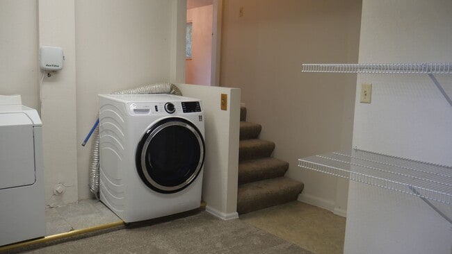 Building Photo - Single Family 3 Bed, 2 Bath w/ Big Backyar...