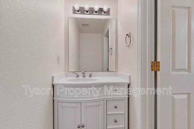 Building Photo - 6605 Ventana Hills Rd NW