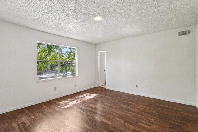 Building Photo - 7700 Creekbend Dr