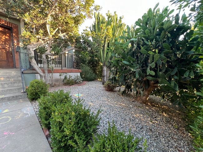 Building Photo - 1618 Micheltorena St