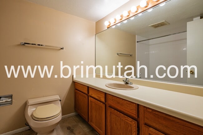 Building Photo - 4836 Highland Cir