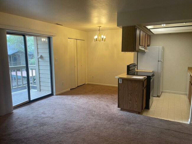 Building Photo - Two Bedroom, Two Bathroom Florida Rd Apt with Convenient Location!