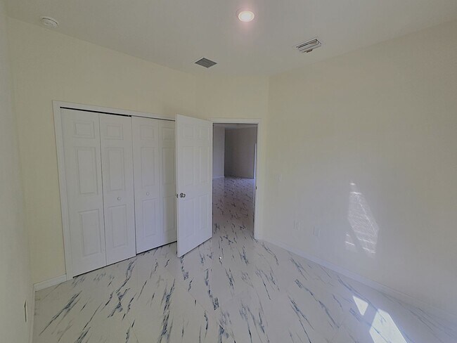 Building Photo - CORNER DULEX-PRIME LOCATION-THREE BEDROOM, TWO BATH, ONE CAR DUPLEX