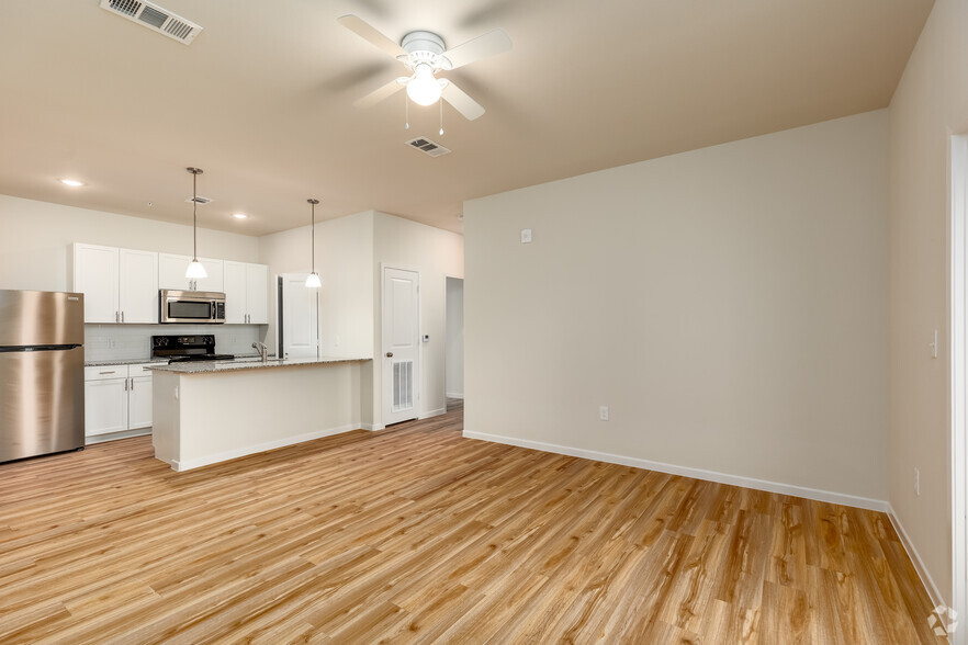 1BR, 1BA - 768SF - The Grove