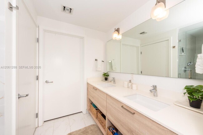 Building Photo - 16385 Biscayne Blvd