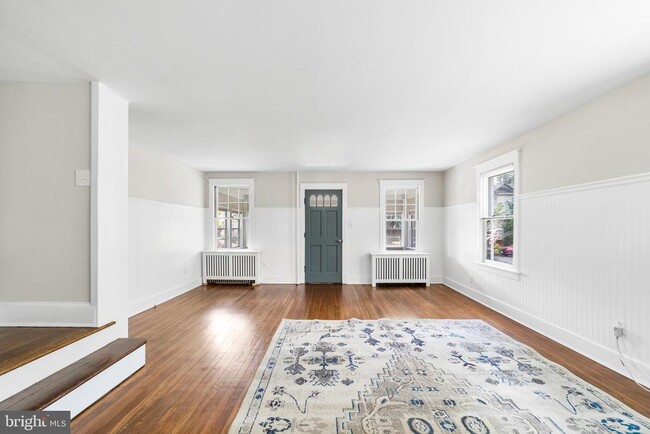 Building Photo - 762 Pilgrim Ave