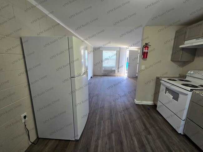 Building Photo - Renovated two bedroom near Harden Street - 50% first month.