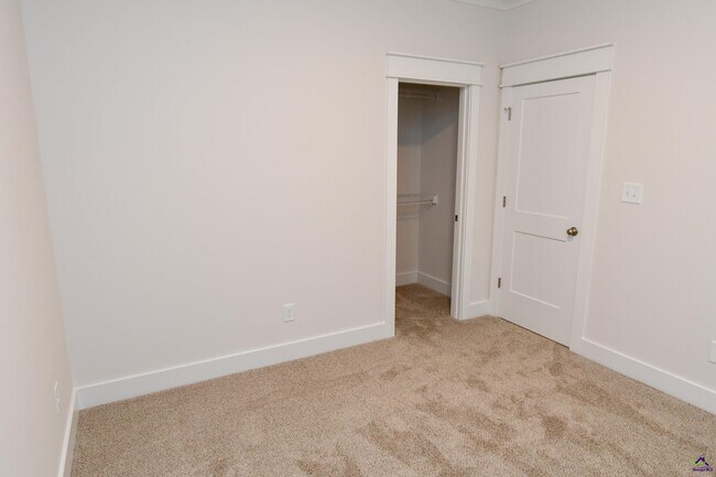 Building Photo - 209 Willowbrook Ln