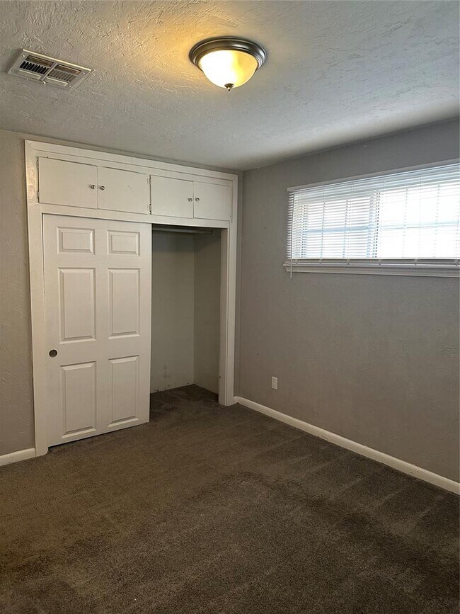 Building Photo - 220 W Jacobs Dr