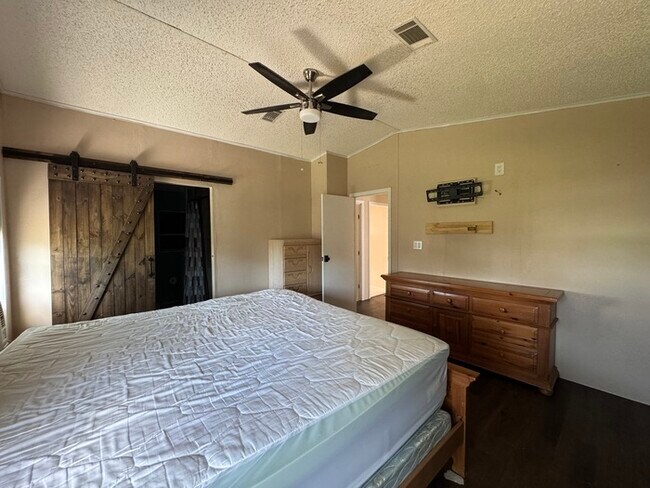 Building Photo - 1584 Valiant Dr