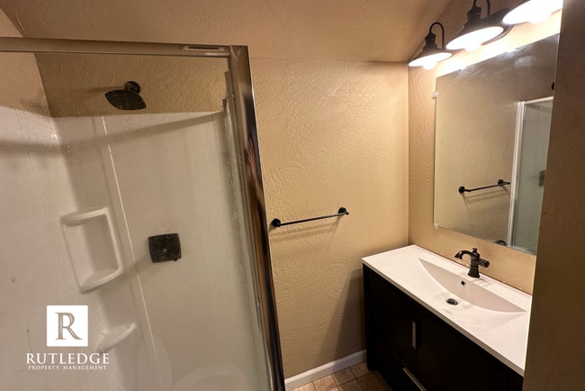 Building Photo - Cozy 2 Bedroom, 1 Bath in the Heart of Med...