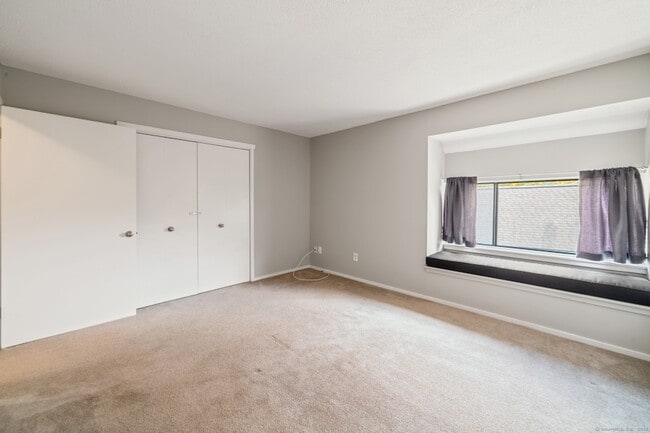 Building Photo - 21 Heritage Vlg