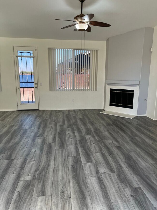 Building Photo - 3 bedroom 2 bath home with large yard available in Adelanto!