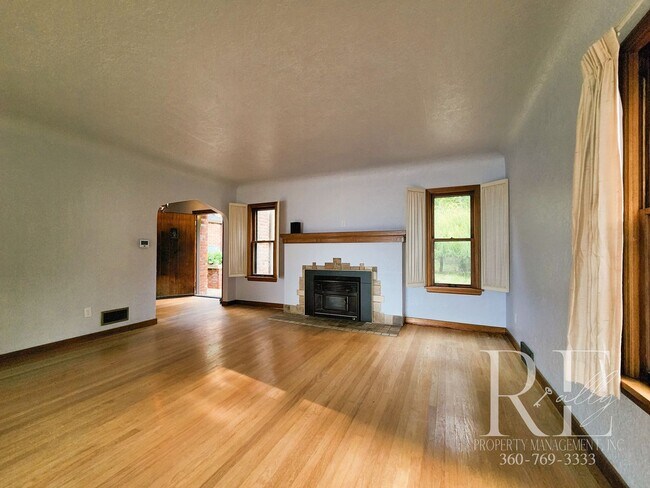 Building Photo - Waterfront Tudor on 2+ Acres | Private, Vi...