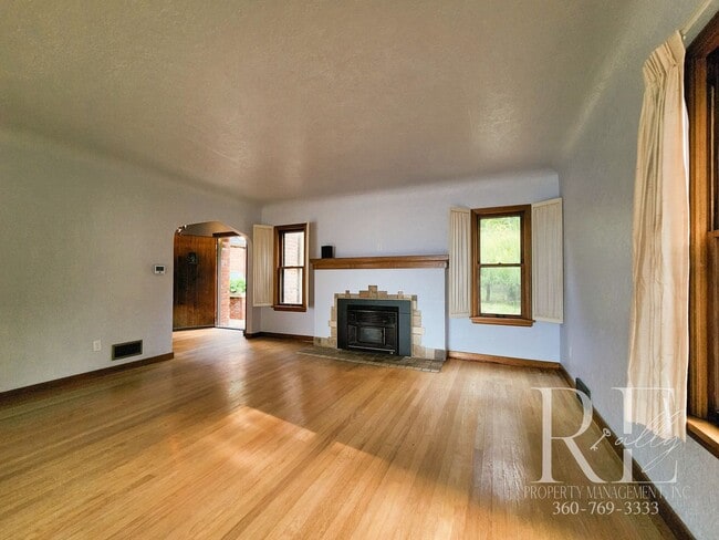 Building Photo - Waterfront Tudor | Private, Vintage Charm with Casita