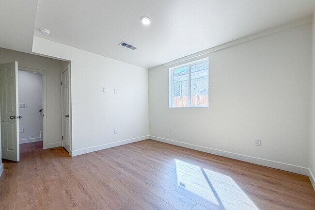 Building Photo - 423 E 31st St