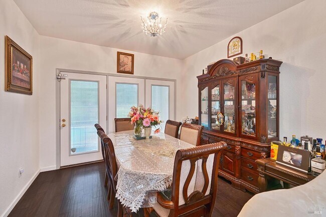 Building Photo - 3500 Crownridge Dr
