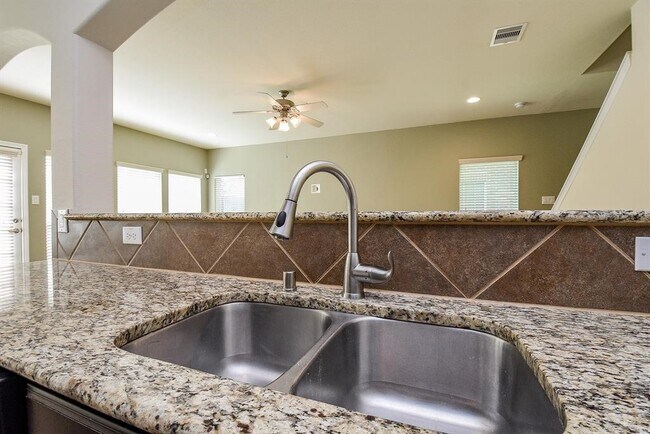 Building Photo - 8908 Clovermist Dr