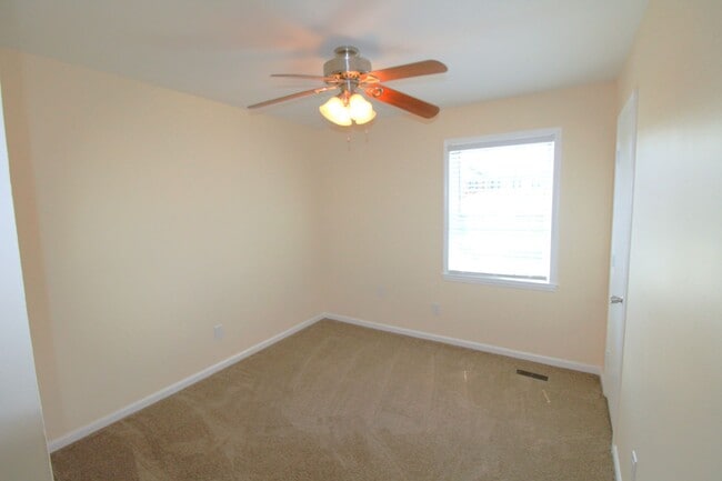 Building Photo - Renovated 2 bedroom Townhome in Belmont!