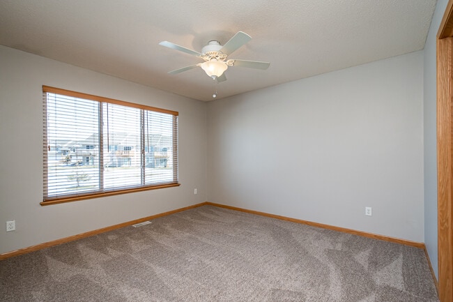 Building Photo - 1890 Goose Lake Cir